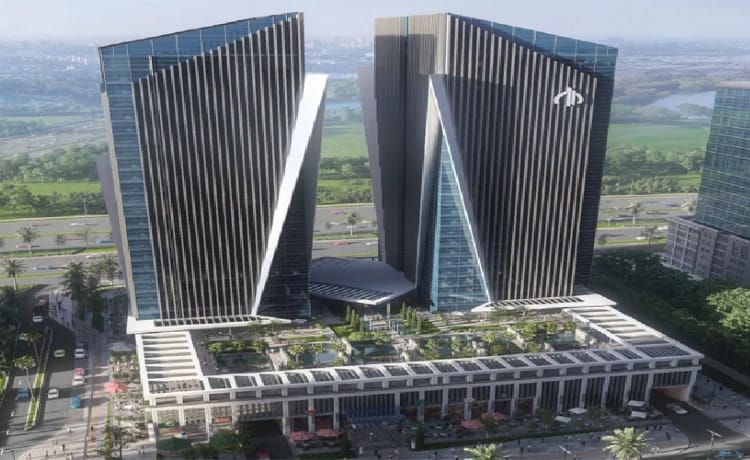 برجان تجاريان بواجهات زجاجية فوق منصة خضراء
